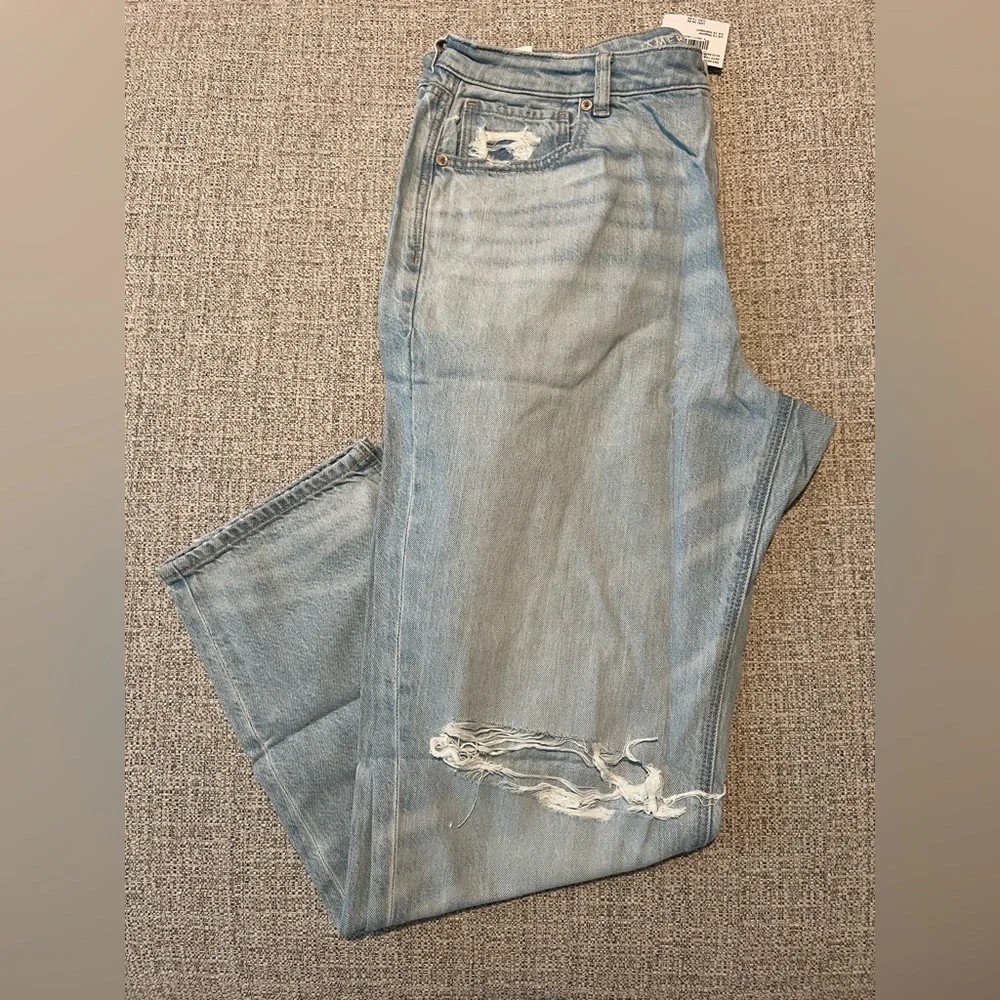 American Eagle Ripped Mom Jean - 16 - Picture 3 of 5